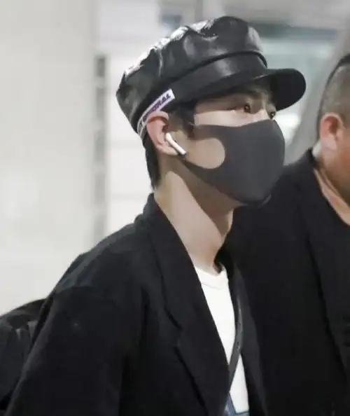 肖战到达无锡西装搭配贝雷帽清爽又帅气