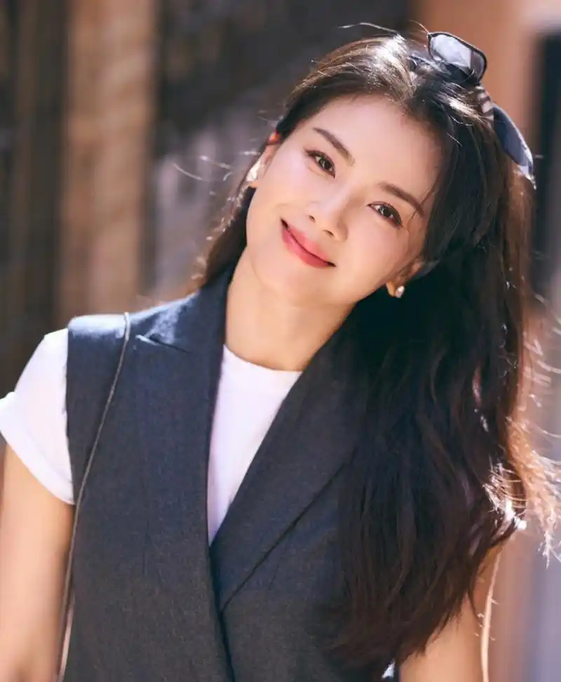 刘涛一把年纪还戴蝴蝶结发箍拍照,配合甜美阳光的笑容,减龄效果十足.