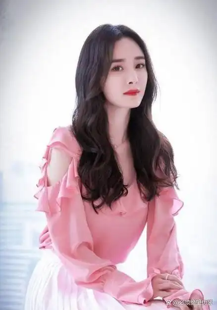 杨幂从童星出道,她的形象气质时尚优雅,被誉为"国民女神"