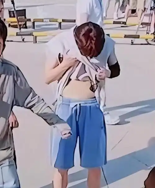 综艺节目五哈的录制现场曝光鹿晗腹肌没了