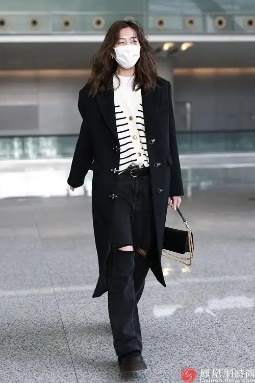 打开凤凰新闻,查看更多高清图片2022年1月19日,上海,刘雯机场街拍.