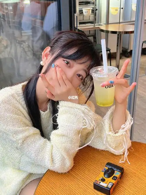 拍照尴尬拿杯饮料就轻松解决啦#拍照姿势