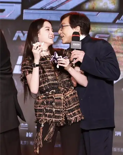 成龙欧阳娜娜分开宣传(63岁成龙对17岁欧阳娜娜又搂又抱)(3)