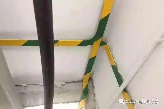 配电房接地扁铁油漆精美,间距均匀制冷机房水泵成排成线,电源线排布