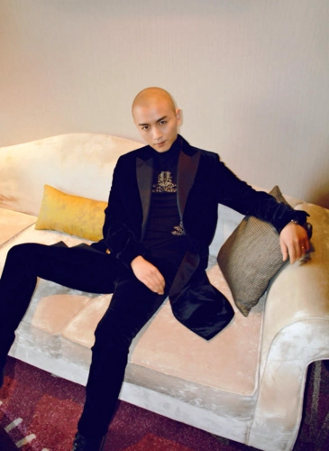 忙于拍摄搭档孙俪出演《那年花开月正圆》的陈晓变身光头造型,一身墨