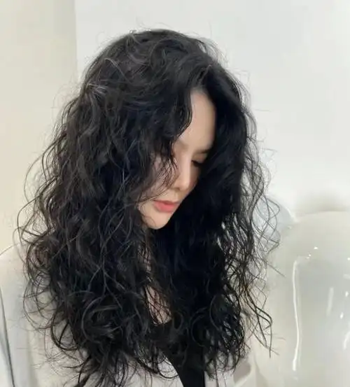 这样的烫发造型,自带时髦复古风的感觉,越看越美越洋气哦