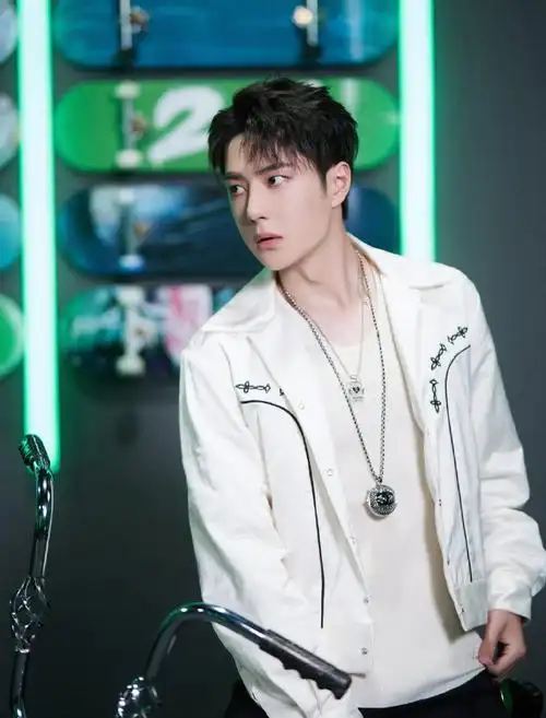 王一博这就是街舞4#王一博街舞4造型图,黑白经典搭配,清新简约.