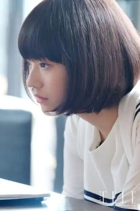 留着bobo头的林允忧郁起来,这沉思的侧脸不得不让人联想到禁欲系小姐