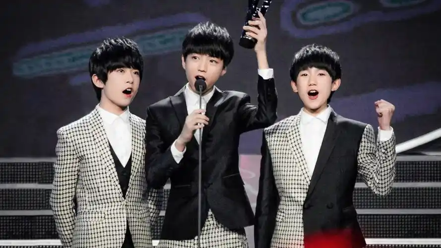 网传tfboys三人不愿解散,王源已出发西安,千玺同一航班却没同行