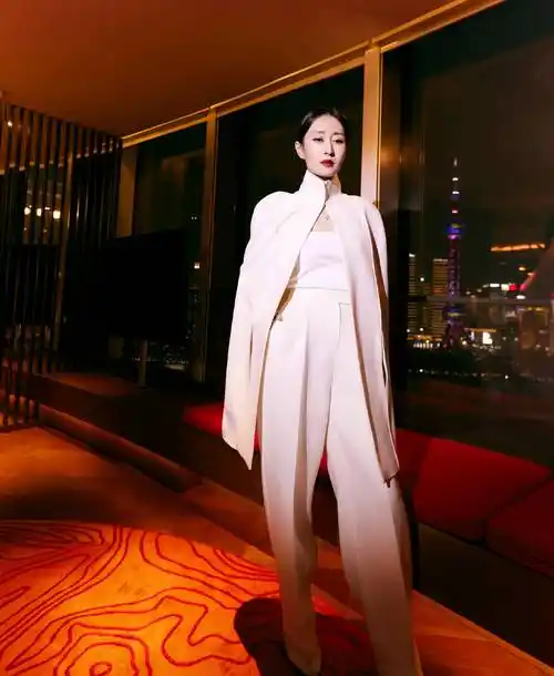 3月3日,刘敏涛工作室分享了参加线下活动的造型美照,刘敏涛穿白色套装