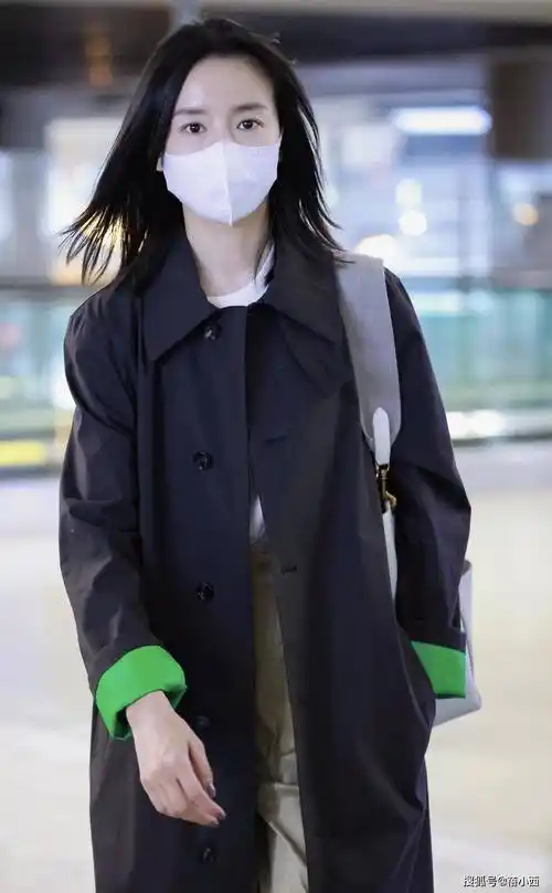 董洁穿上一件时髦的黑色风衣走在机场上,难掩女神范-爱读书
