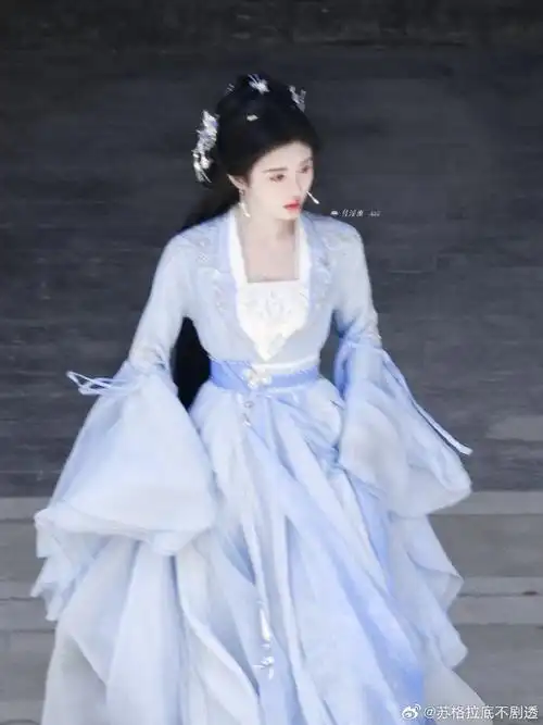 鞠婧祎在逃蓝精灵##鞠婧祎湖水蓝仙女裙##鞠婧祎姜黎非