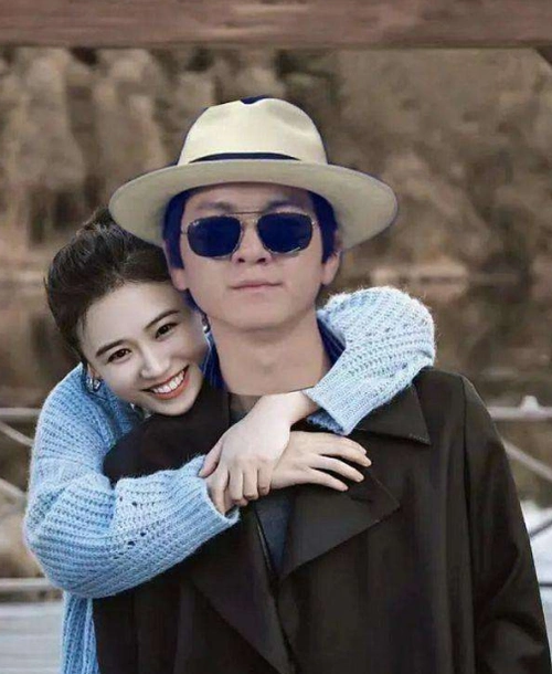 马思纯与男友秀恩爱挽手回家疑同居男方不戴口罩随地吐痰遭批