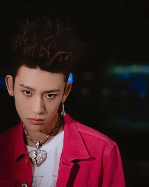 小鬼王琳凯扳手耳环朋克风写真图片26