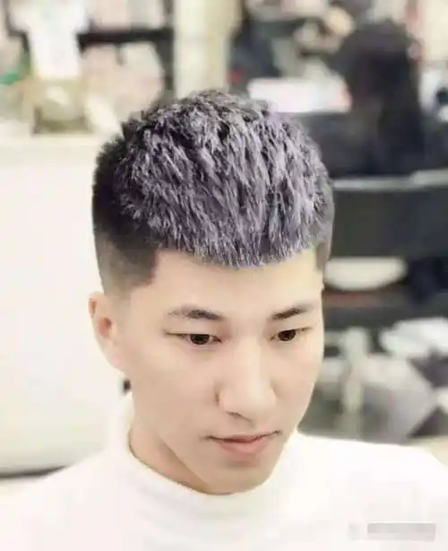 三角形的刘海造型,各种脸型都适合,因为这种发型可以通过刘海长短以