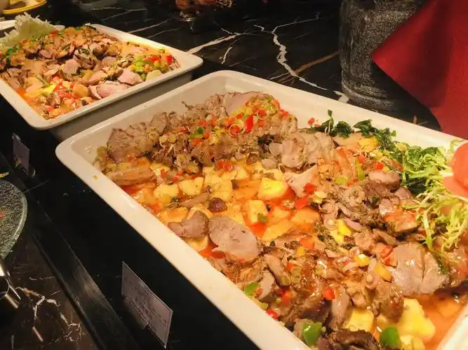 美食品种还是挺丰富的,超大的取餐区,有各种凉菜,热菜,汤品,酒水饮料