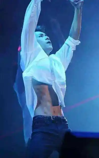 易烊千玺的腹肌王俊凯的腹肌王源是背地里偷偷练的