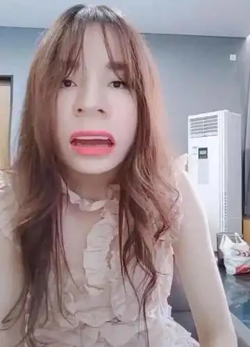 热巴自黑拍丑照,谁注意到她身后的袋子,网友:你可是个女明星!