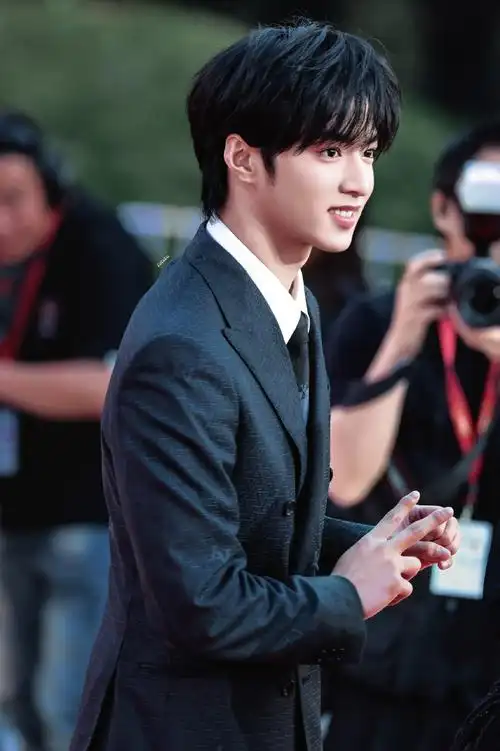 新生代演员刘耀文##刘耀文系领带