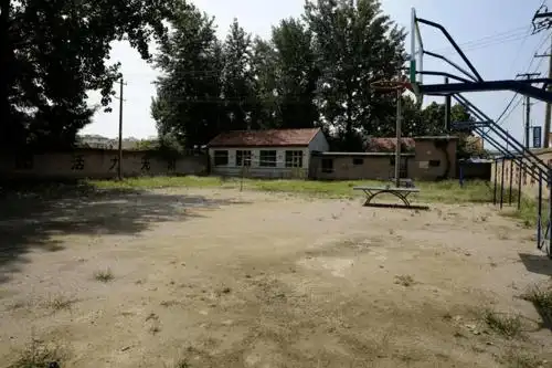 井田村小学合并新建的朱封小学原七贤中学现在的七贤中学上世纪90年代