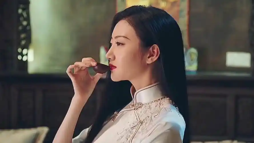 景甜《司藤》复古造型出圈,旗袍配编发堪称一绝