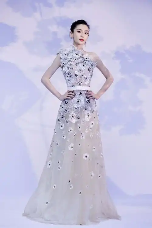 angelababy着刺绣仙女裙浪漫唯美秀完美天鹅颈