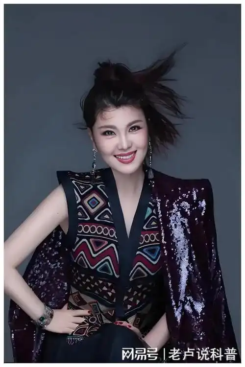 标题:乌兰图雅:从央视宠儿到"冒牌"风波的陨落|套马杆|乌兰托娅|中央