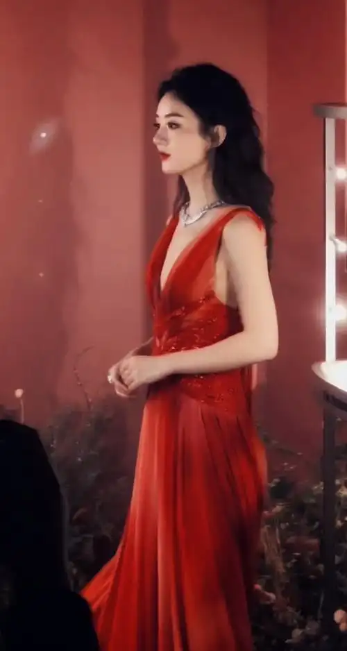 赵丽颖深v红裙