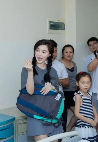 范冰冰现身医院做公益扎麻花辫穿短裙却被偶遇摄影师跟随摆拍