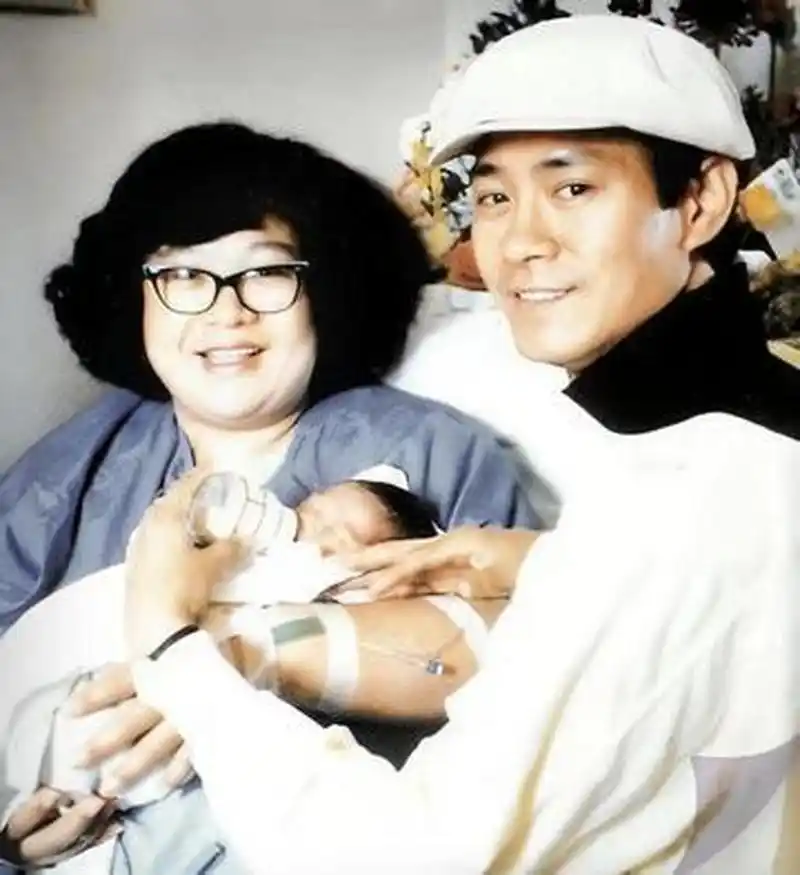 2008年,沈殿霞留下遗嘱:"女儿35岁后才能继承她的遗产6000万,在那之前