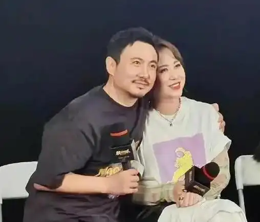 他竟以一种直率的方式,大胆揭秘了他与老婆之间与别样的"公众cp"话题