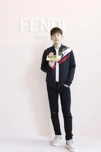 邓伦亮相米兰时装周fendi大秀 青春活力尽显_高清图集_新浪网