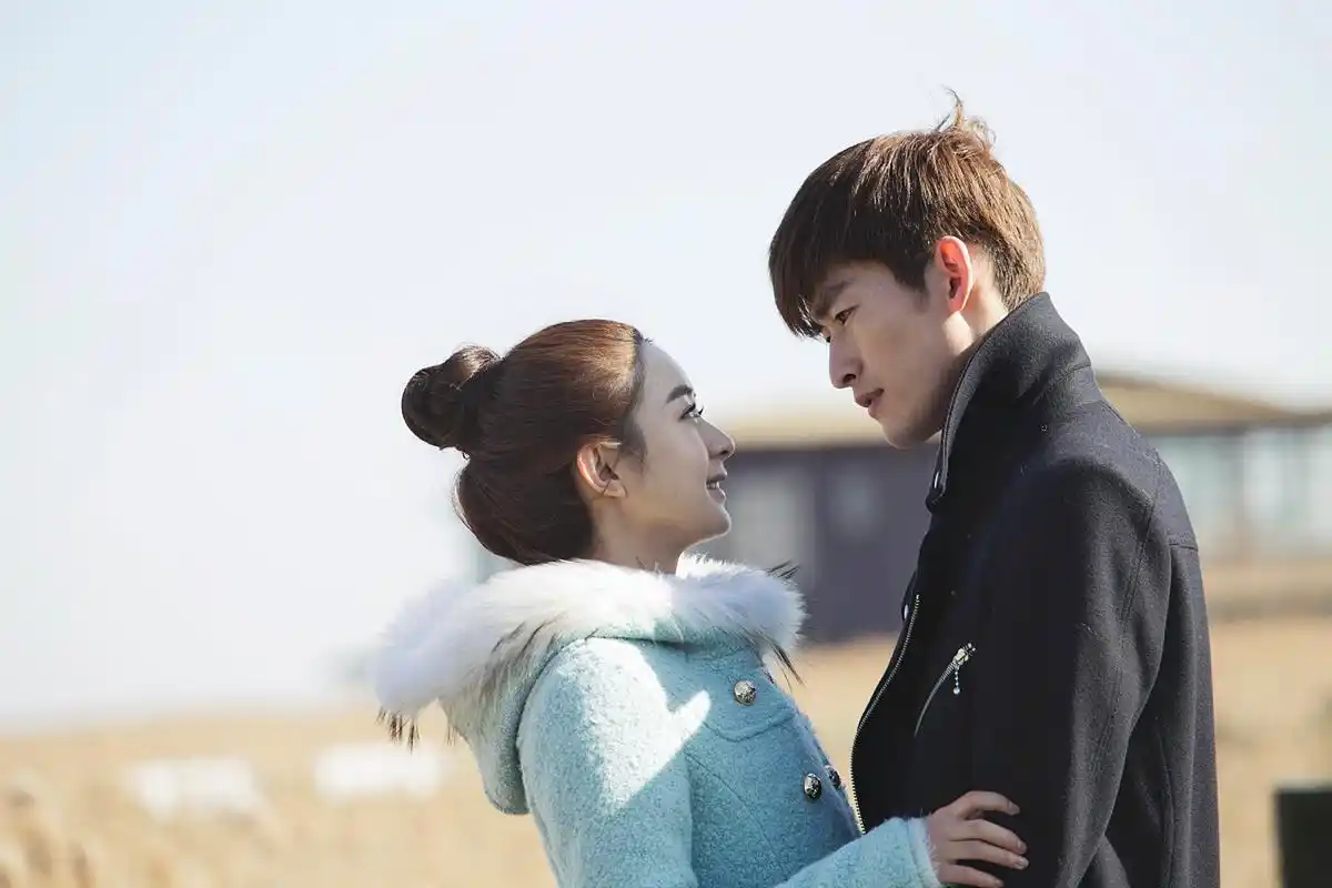 《杉杉来了》讲述了平凡女孩杉杉和霸道总裁封腾之间甜蜜的爱情故事.