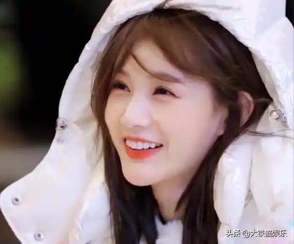 有虎牙一笑很迷人的明星笑起来有虎牙的明星