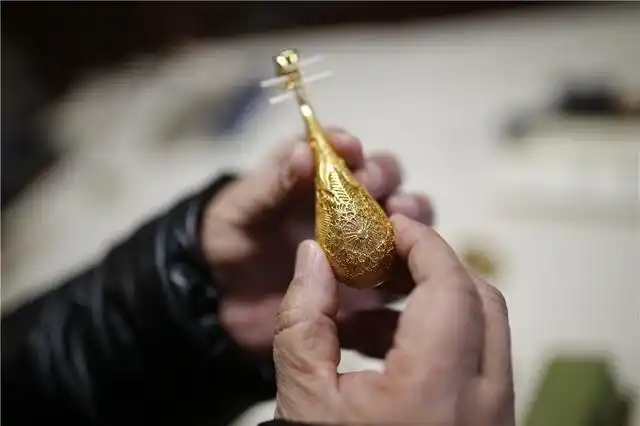 微雕大师头发上刻字经典作品几百万不卖