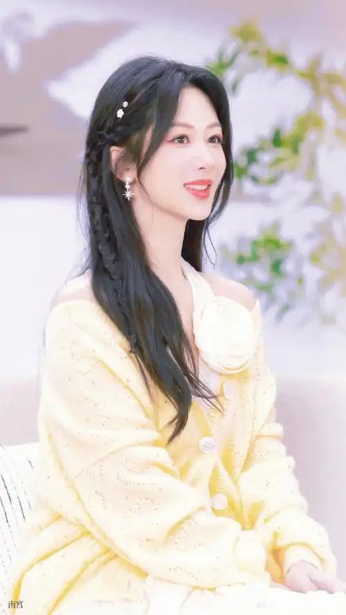 杨紫编发山茶花