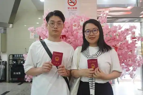 6月1日,马先生和梁女士在黄浦区婚姻(收养)登记中心领到了结婚证.