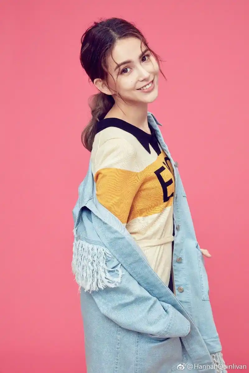 昆凌穿复古牛仔裙秀美腿头戴贝雷帽低头甜笑