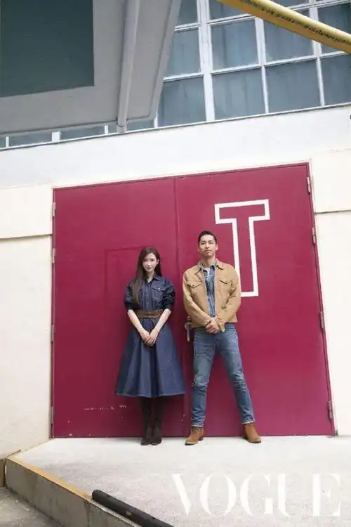 林志玲官方身高为173cm,但与老公站在一块儿时依旧是满满小女人涅样