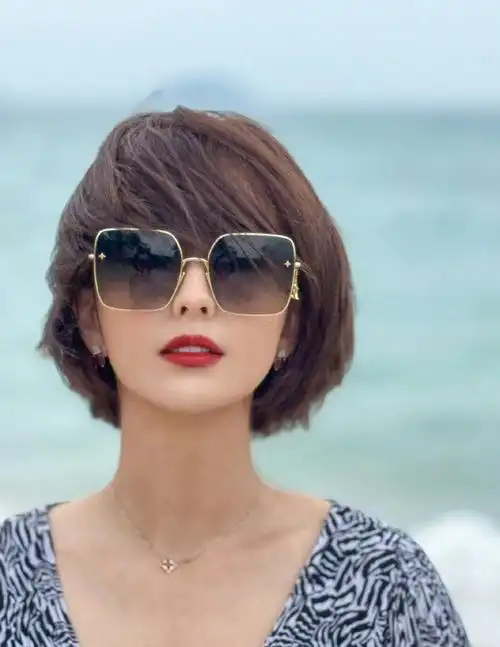 佟丽娅甜笑亮相情人节,身材竟然比少女还窈窕?网友纷纷求教冻龄秘诀!