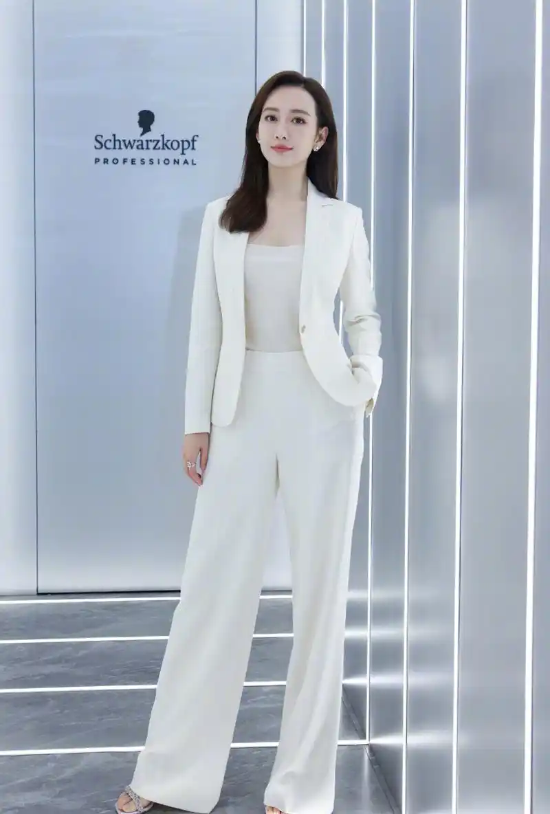 王鸥纯白西装素雅套装造型!