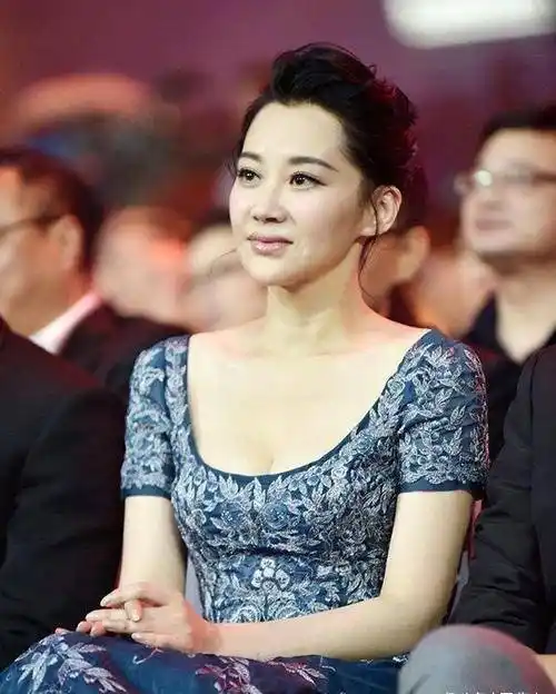 原创51岁许晴近照曝光时尚女装扮吐舌卖萌太辣眼恋情坎坷至今单身