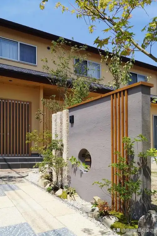 很常见的中式庭院景墙,灰瓦与青砖墙面的传统搭配这种定制景墙现在