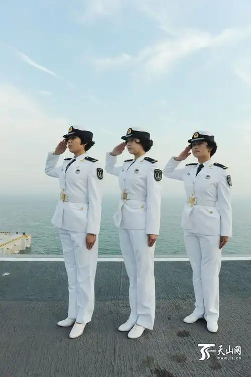 辽宁舰上的新疆女兵:多数在舰载机调度等一线岗位|海军|航空母舰_凤凰