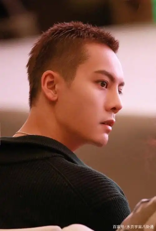 吴亦凡自身条件优越,身材身高都很优越,五官也是很好看,平时酷酷的