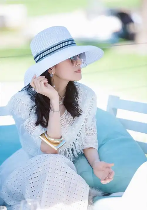 章子怡海边街拍 一袭白色连衣裙,优雅靓丽,气质绝佳