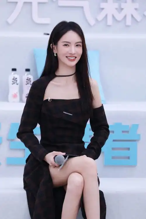 金晨不能再瘦了!穿吊带裙现身完全撑不起来,纸片身材让人心疼