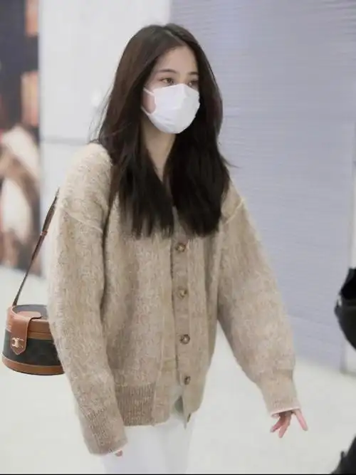 欧阳娜娜女明星机场私服穿搭ootd