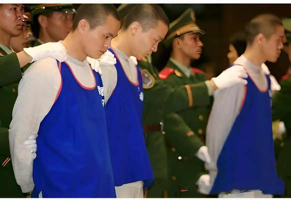 杀人犯李永群被判死刑,待宣判大会结束后,他就要被押赴刑场执行死刑