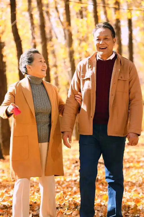经常散步,对身体是好是坏?医生提醒:65岁以上老人,注意4件事